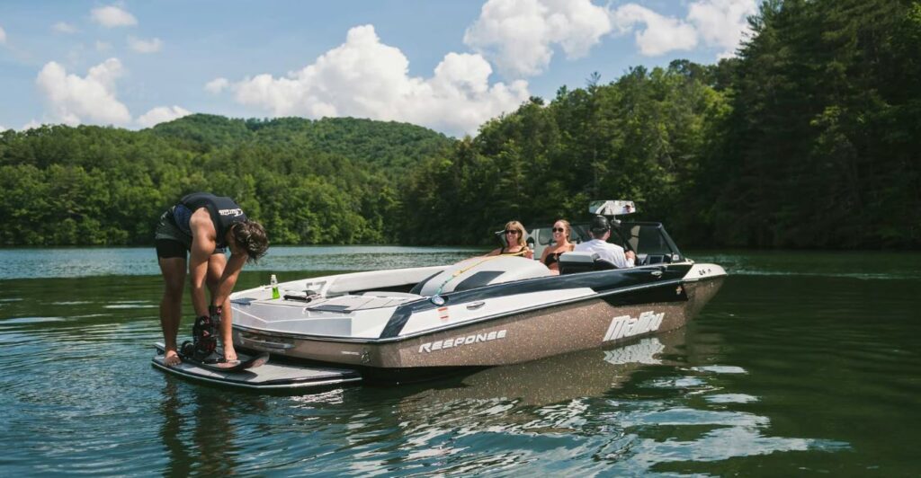 Malibu TXi MO CB with a sparkly brown hull