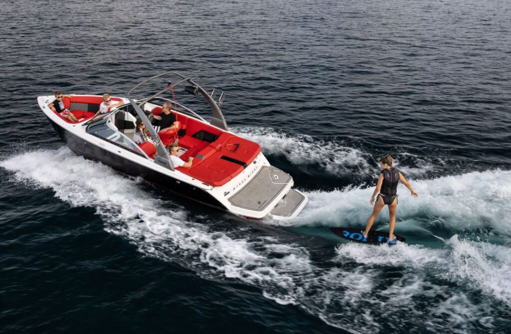 2023 Four Winns HD2 Surf with a black hull and red interior