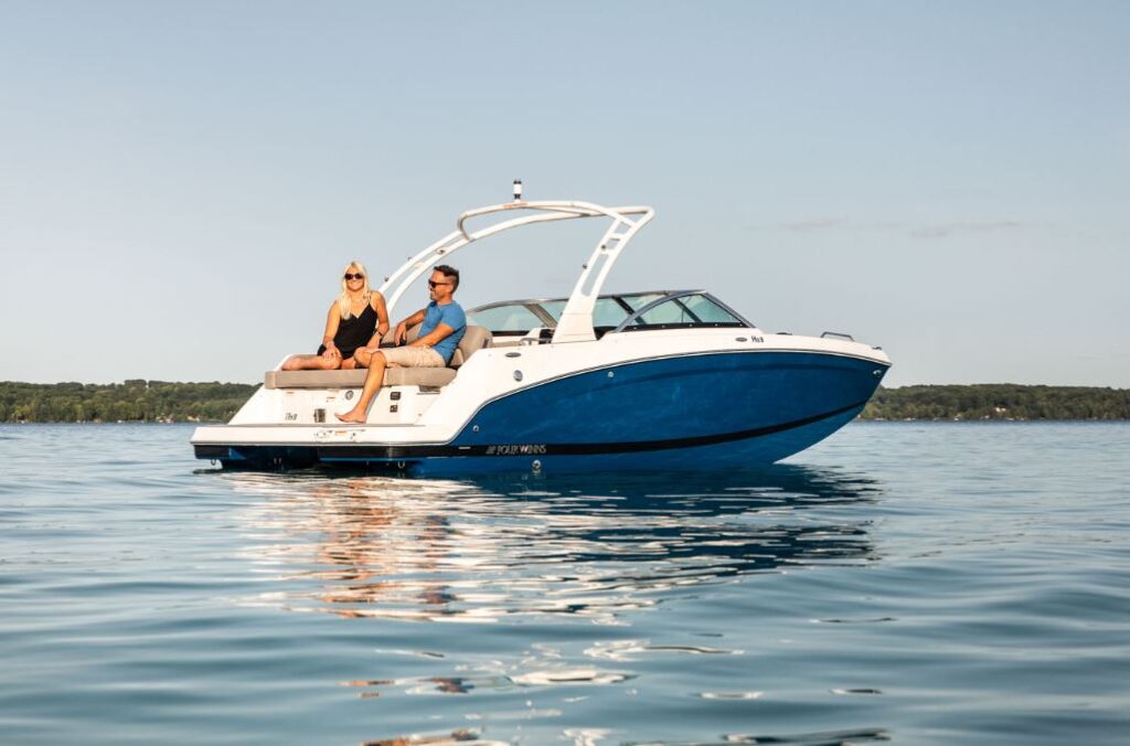 2023 Four Winns HD3 with a blue hull and a black stripe