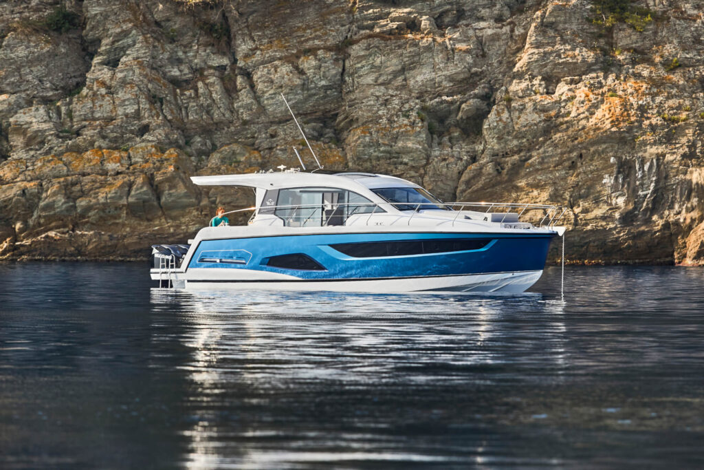 2023 Sealine C390v blue hull