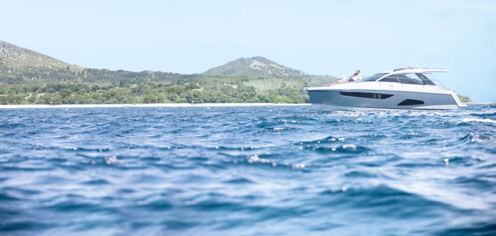 sealine-s330-photo-exterieur-2015-150702-rgb-s330-exterieur-10_1390532629873266693_1980_0_0