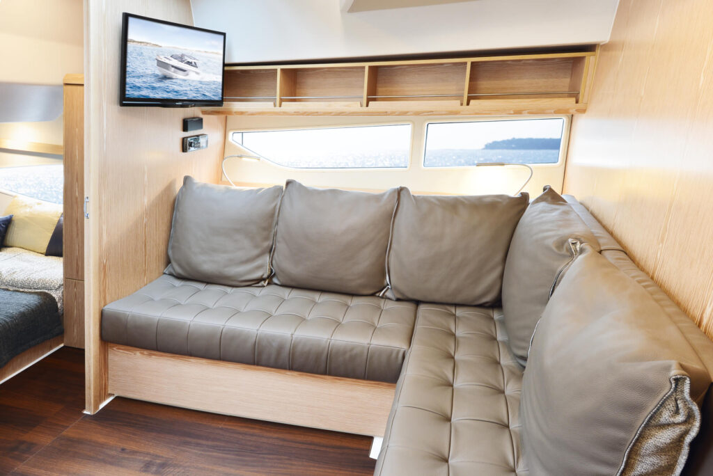 sealine-s330-photo-interieur-2015-150702-rgb-s330-interieur-hell01_1390532628395269301_1980_0_0