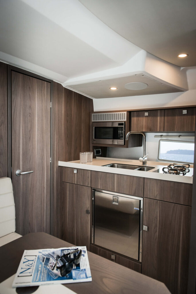 sealine-s330-photo-interieur-2015-150702-rgb-s330-interieur02_1390532626907106175_1980_0_0