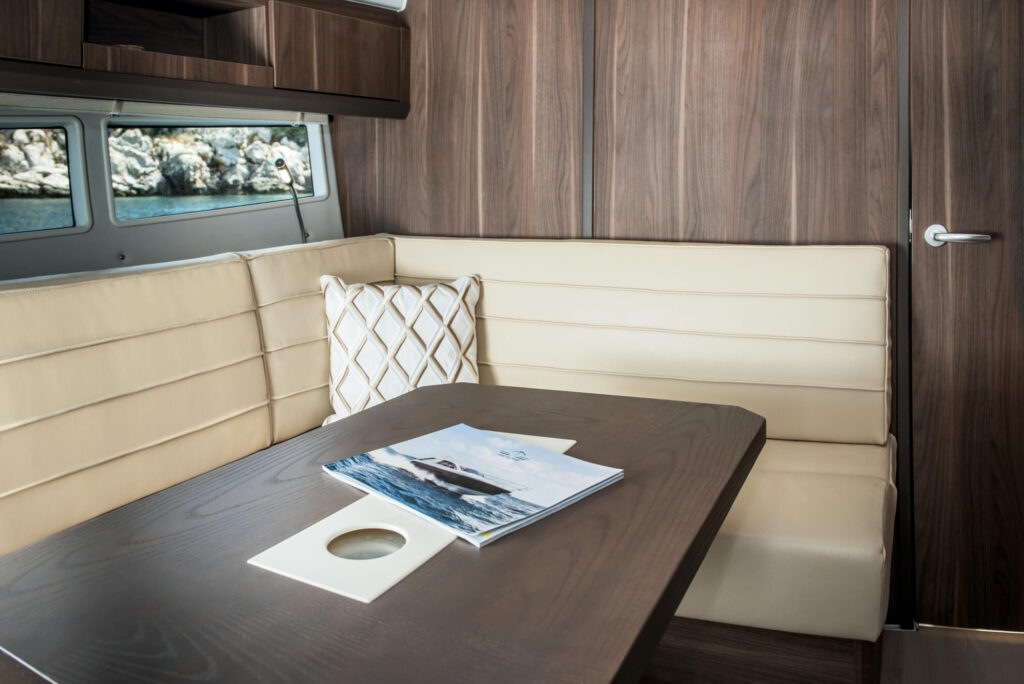 sealine-s330-photo-interieur-2015-150702-rgb-s330-interieur04_1390532630773558638_1980_0_0