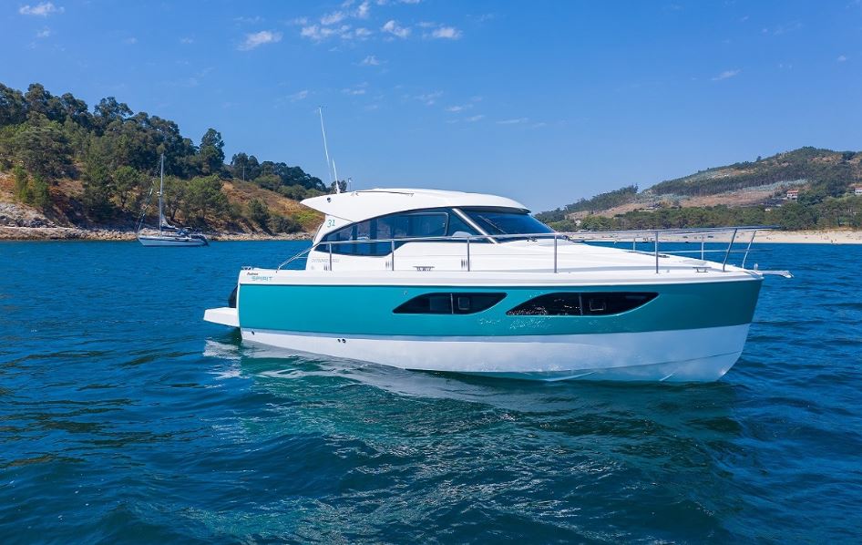 Rodman Spirit 31′ Outboard with light blue hull