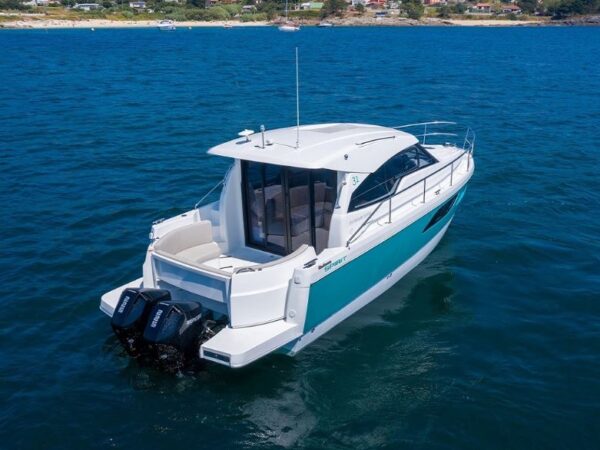 Rodman Spirit 31′ Outboard with a light blue hull