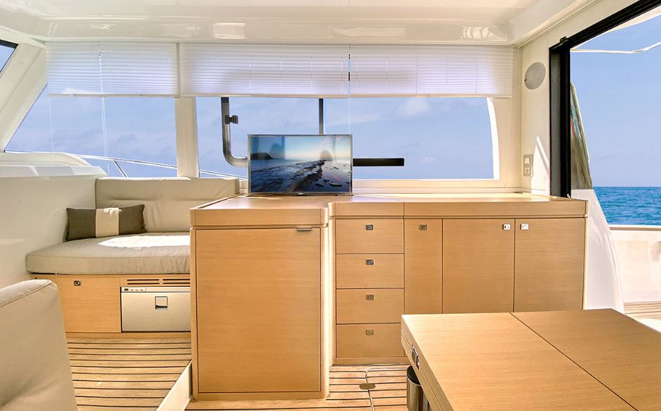 living area on Rodman 1290 Evolution