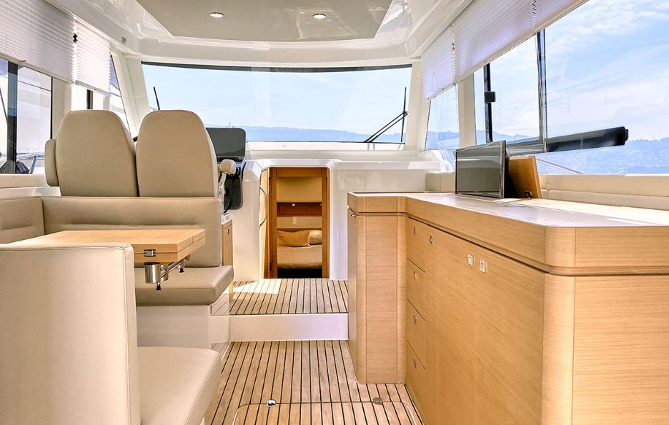 living area on Rodman 1290 Evolution