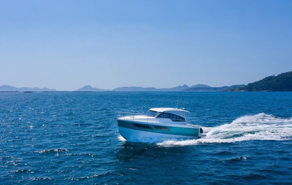 Rodman Spirit 31′ Outboard with light blue hull