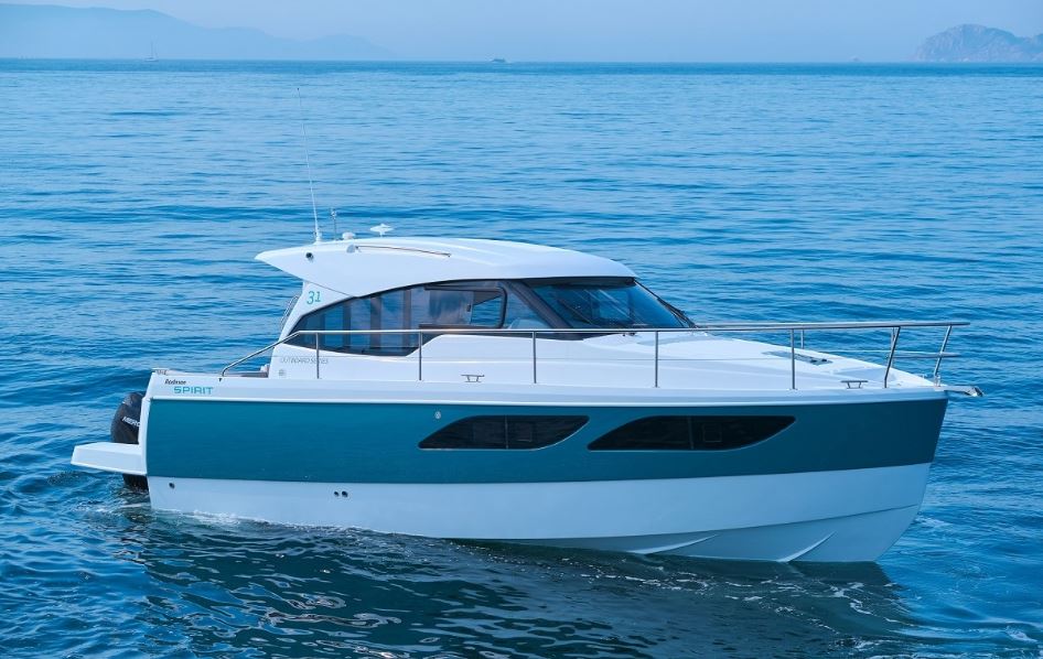 Rodman Spirit 31′ Outboard with light blue hull