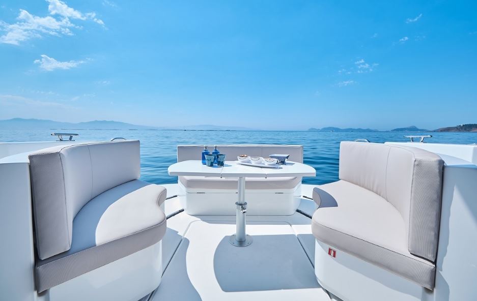 seating area on the outside of Rodman Spirit 31′ Outboard