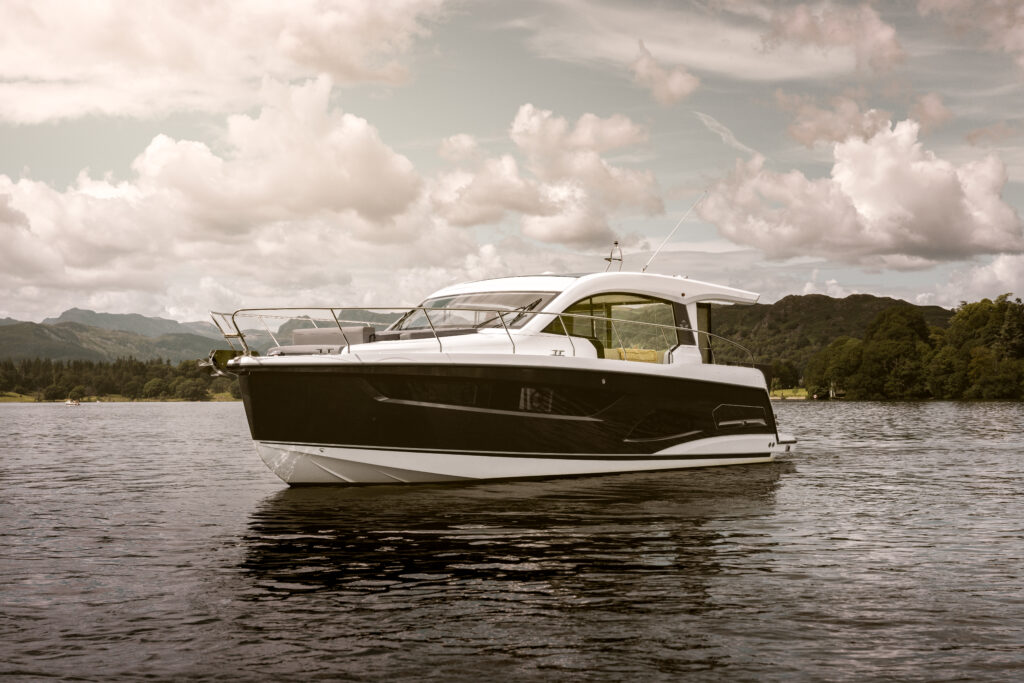 2023 Sealine C390 with black hull