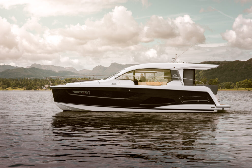 2023 Sealine C390 with black hull