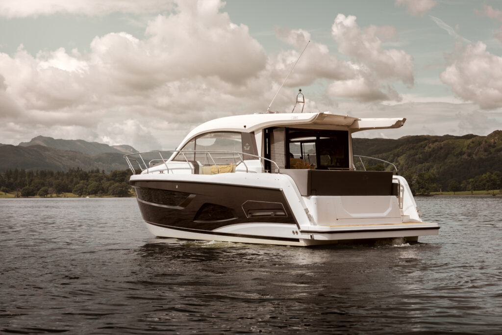 2023 Sealine C390 with black hull