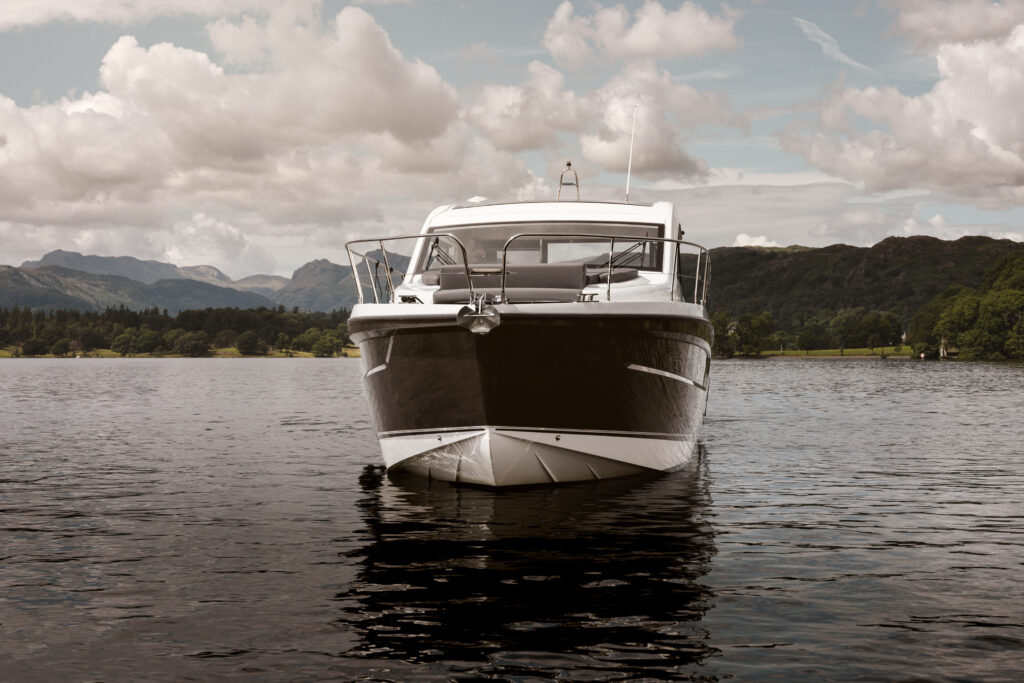 2023 Sealine C390 with black hull