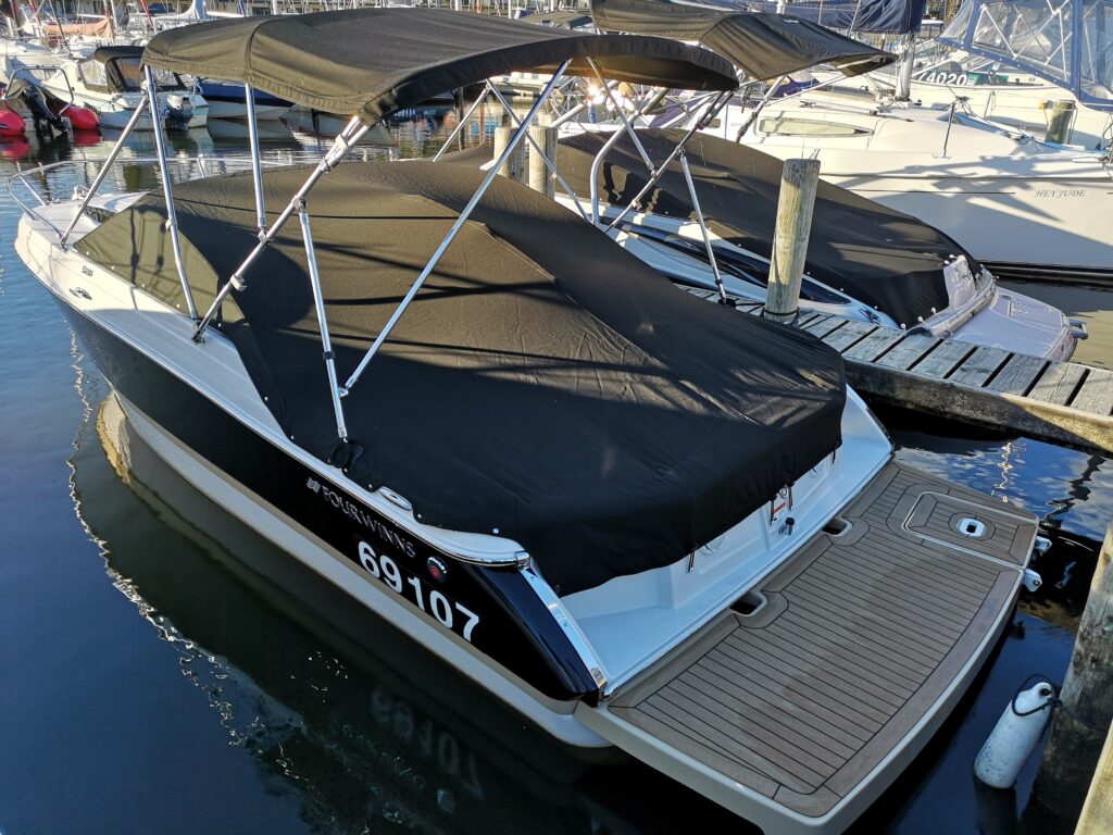 Four Winns 215 with cover on