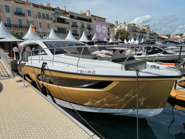 Sealine S390 gold hull