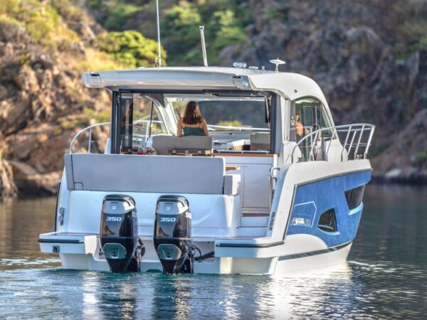 Sealine C390V with blue hull
