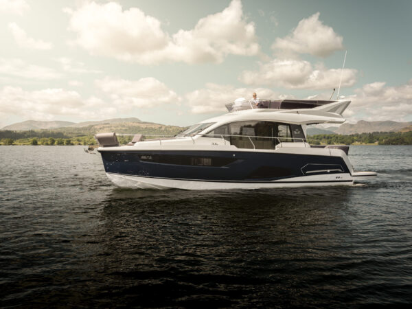 side view of sealine F430 with blue hull