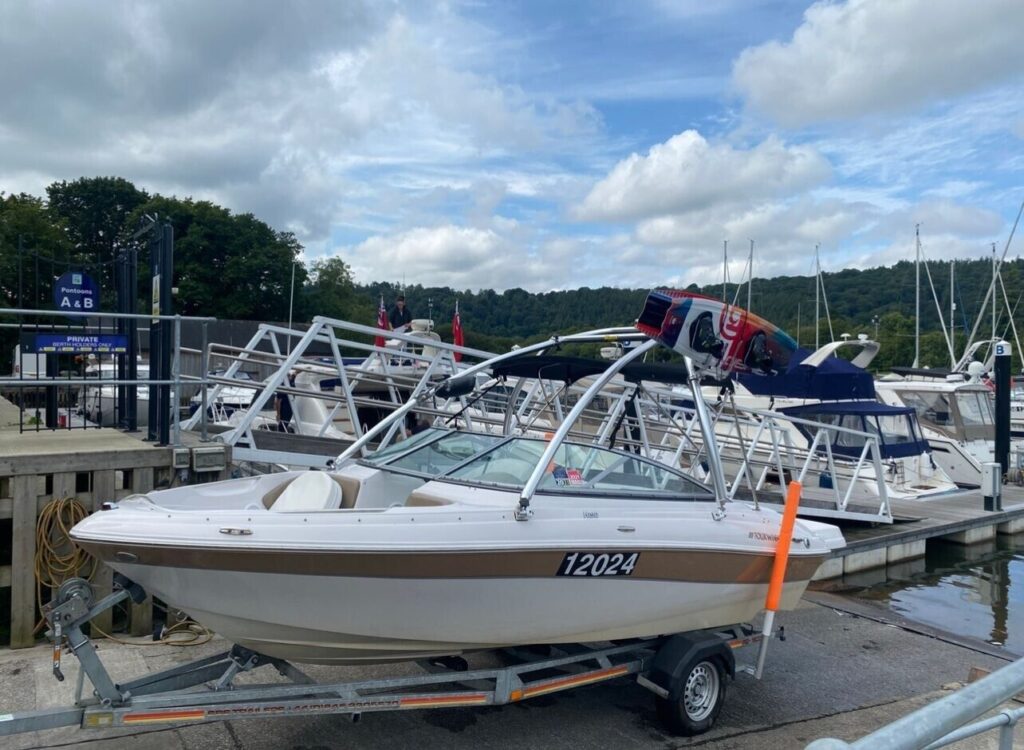 2008 Four Winns Horizon H190 white hull with tan stripe