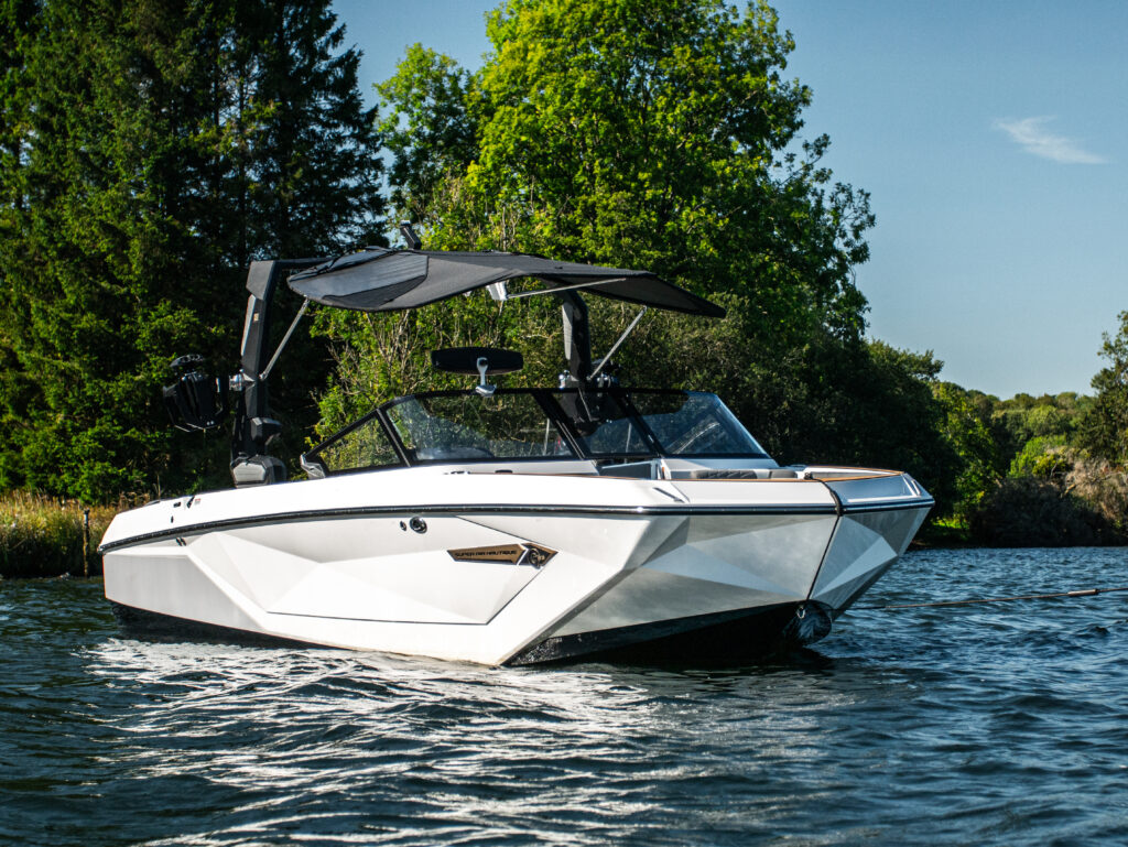 front view of Nautique G23