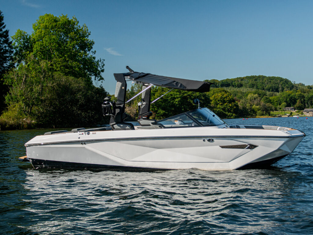 2022 Nautique G23 in white