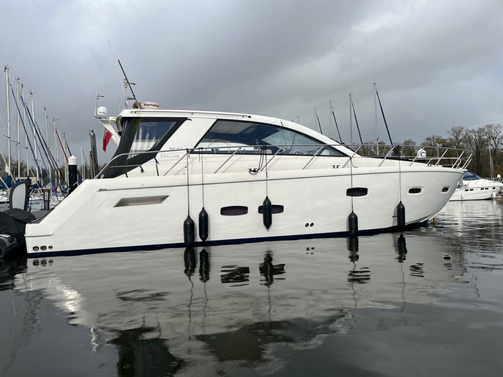 side view of 2009 Sealine SC47