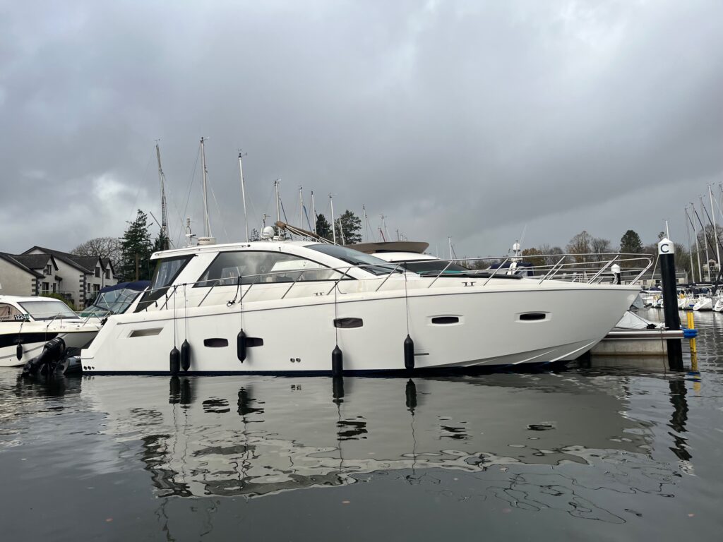 side view of 2009 Sealine SC47