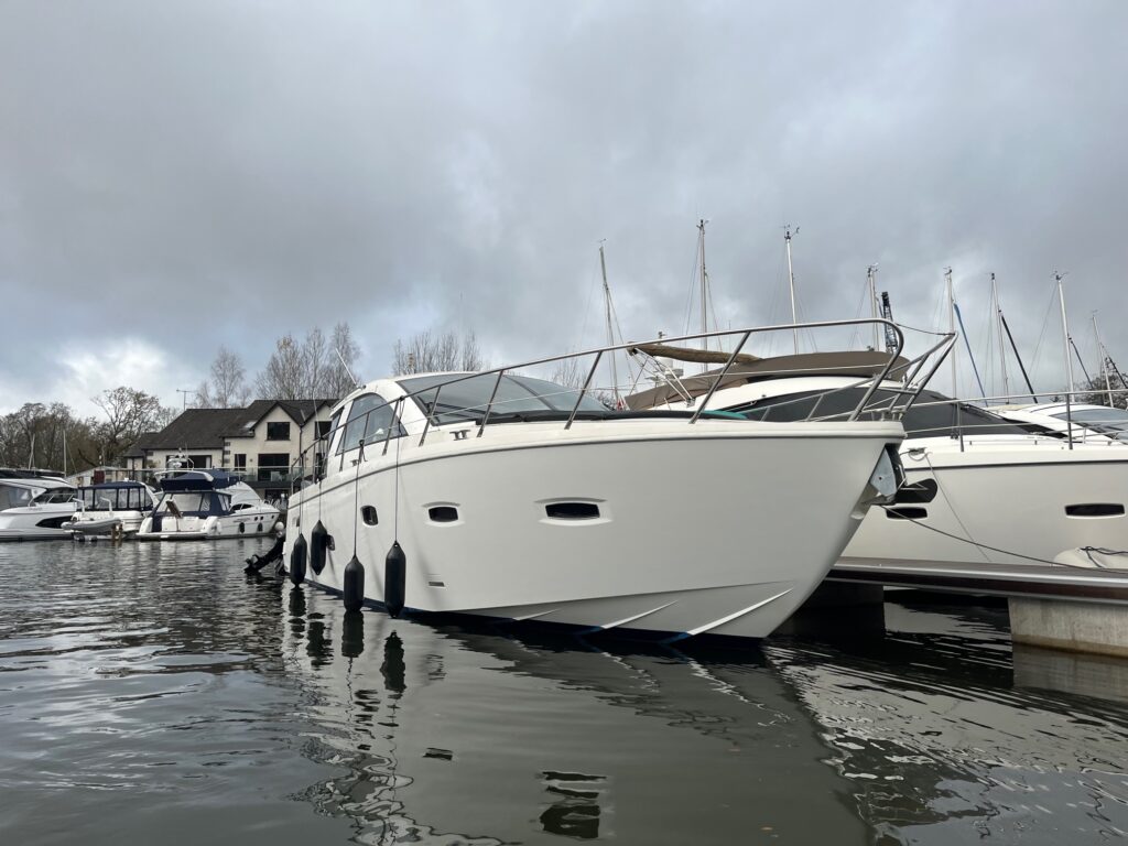 Side/front view of 2009 Sealine SC47
