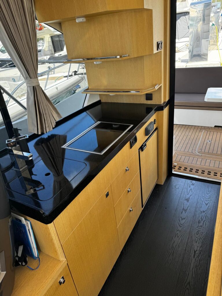 2018 Galeon 360 Fly image 13