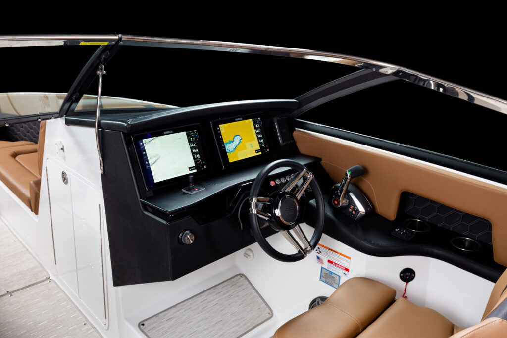 H9_OB_IMAGE_INTERIOR_HELM (1)