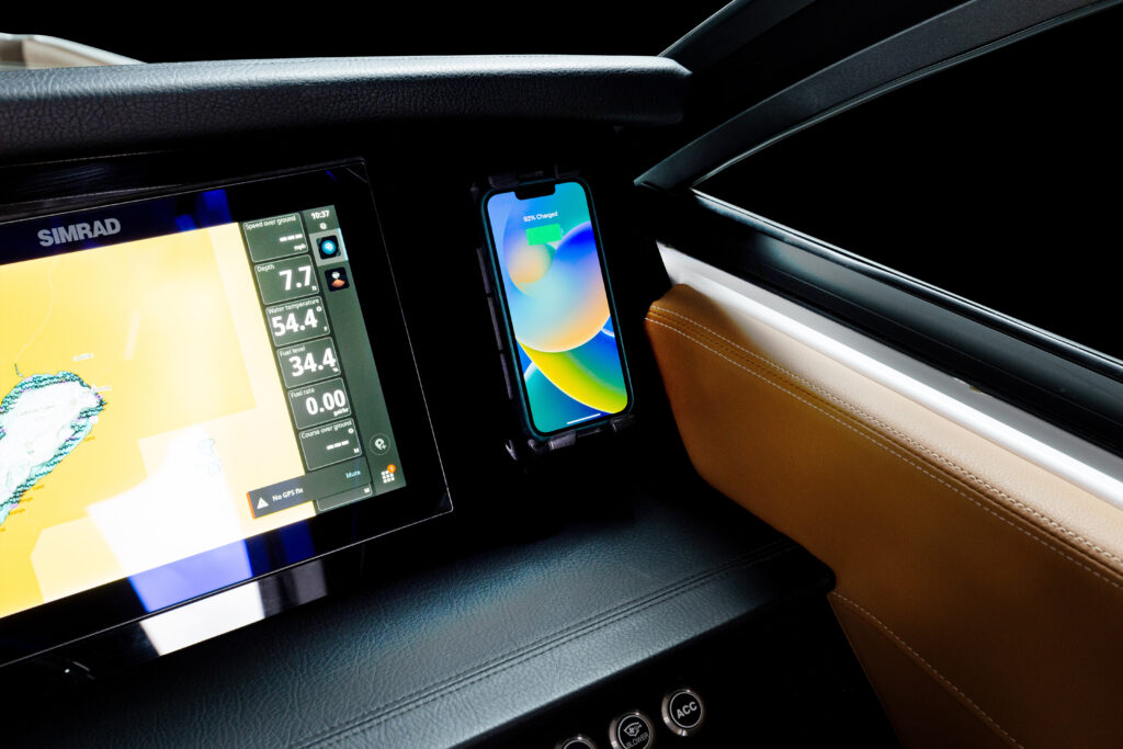 H9_OB_IMAGE_INTERIOR_HELM_CHARGING_PORT