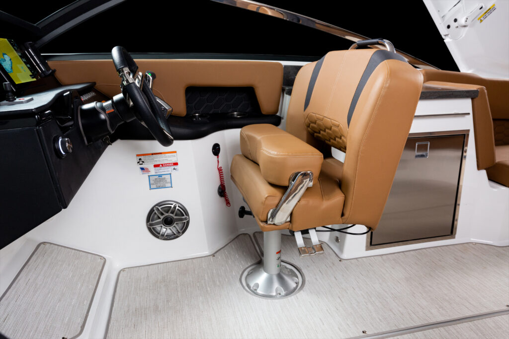 H9_OB_IMAGE_INTERIOR_HELM_SEAT