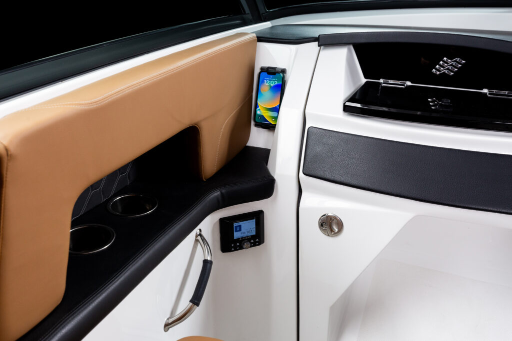 H9_OB_IMAGE_INTERIOR_PORT_WIRELESS_CHARGER