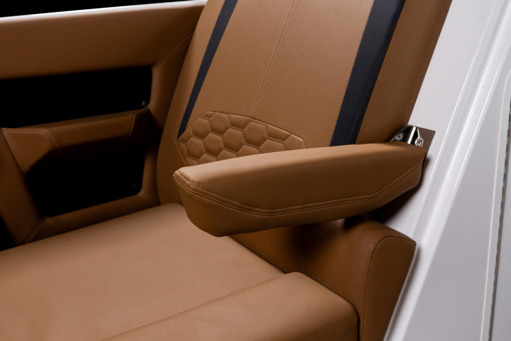 H9_OB_IMAGE_INTERIOR_SEATING_ARMREST