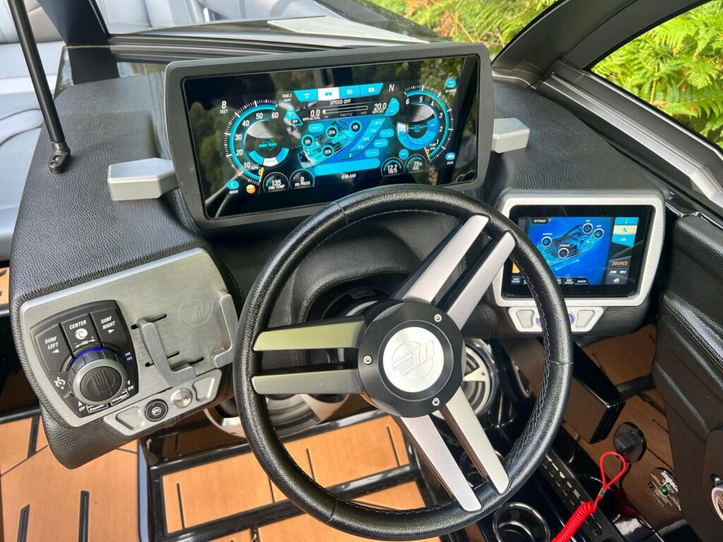 2018 Malibu 21 MLX image 3