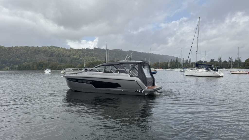2023 Sealine S335 image 5