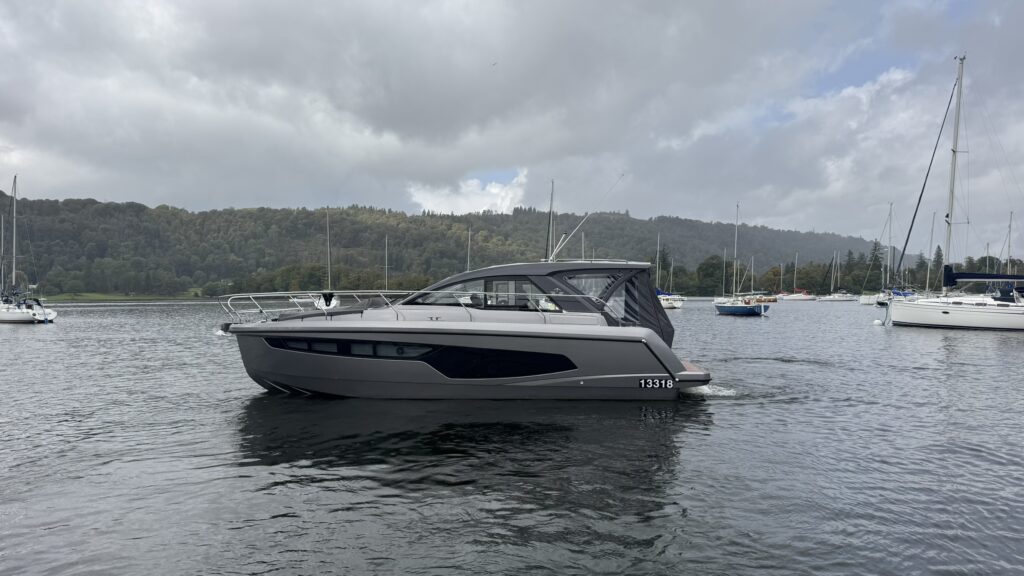 2023 Sealine S335 image 6