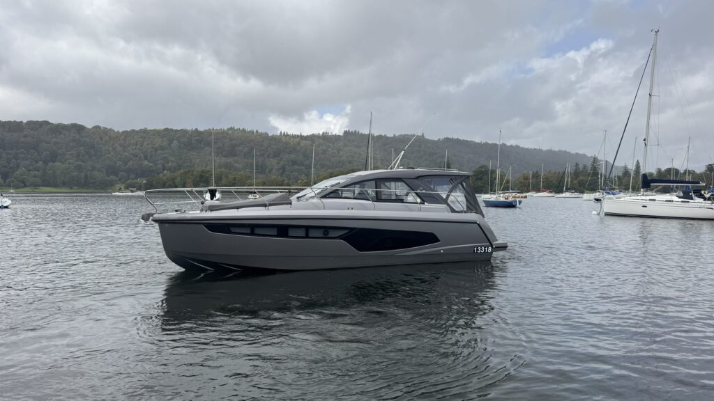 2023 Sealine S335 image 7