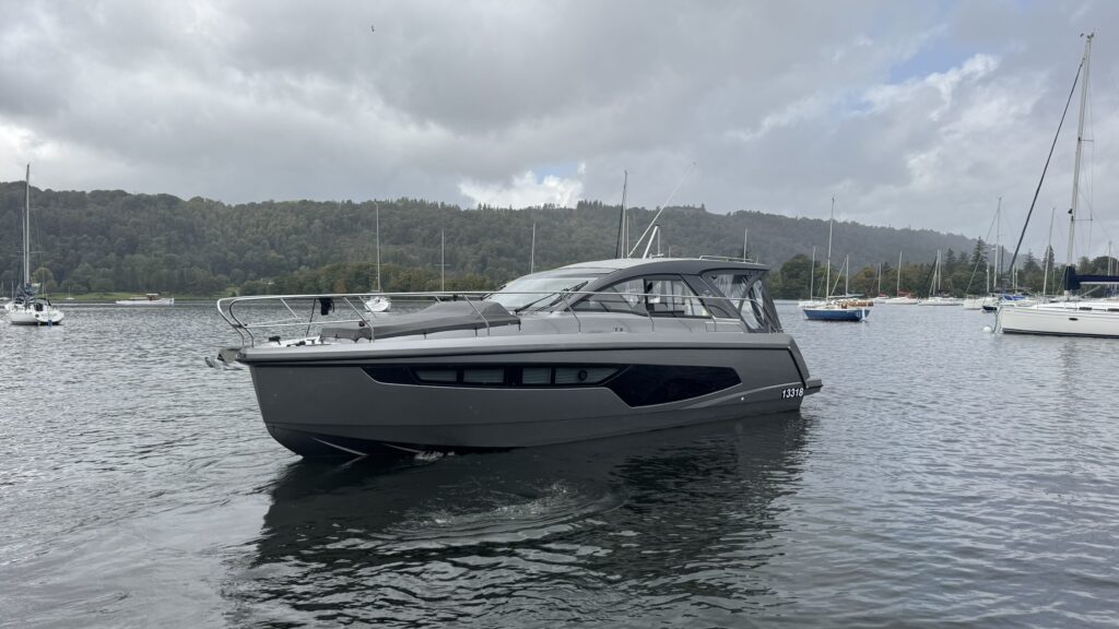 2023 Sealine S335 image 8