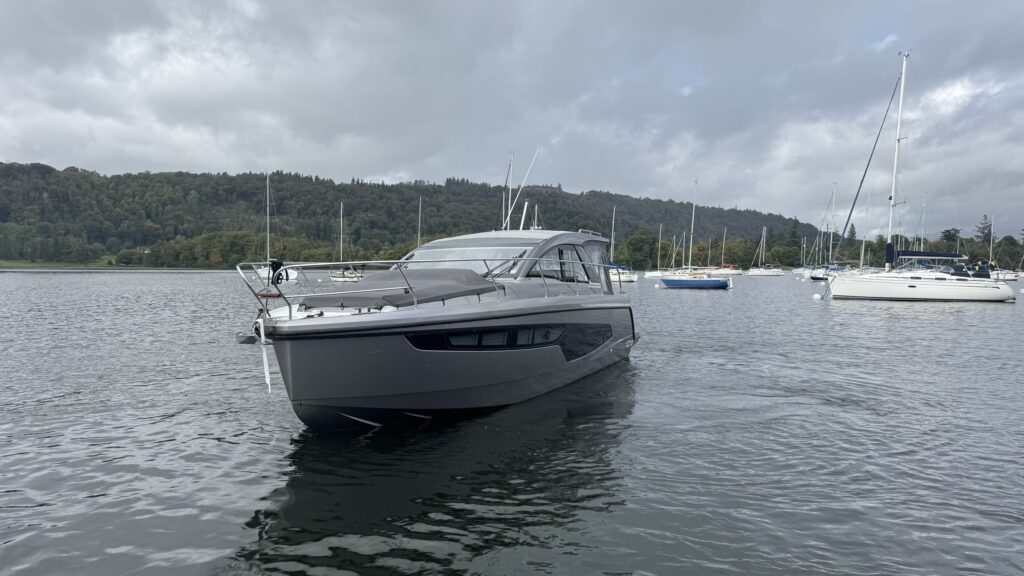 2023 Sealine S335 image 9