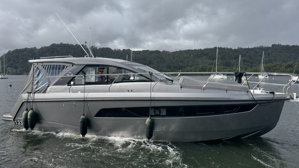 2023 Sealine S335 image 10