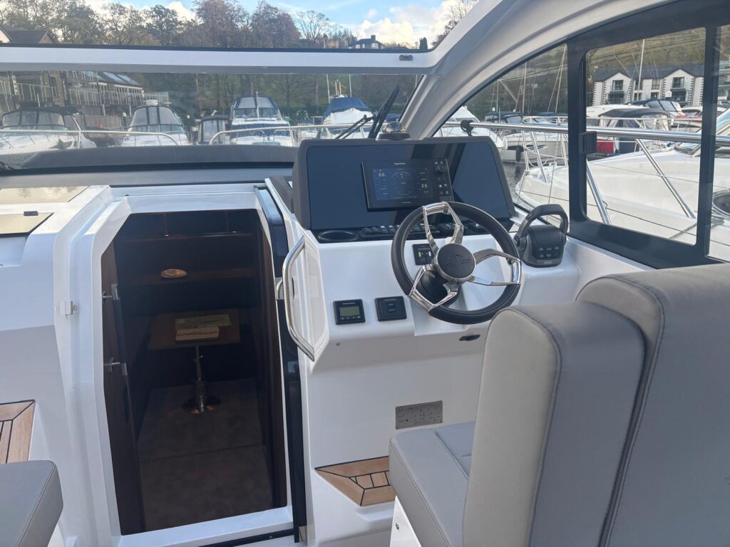 2023 Sealine S335 image 32