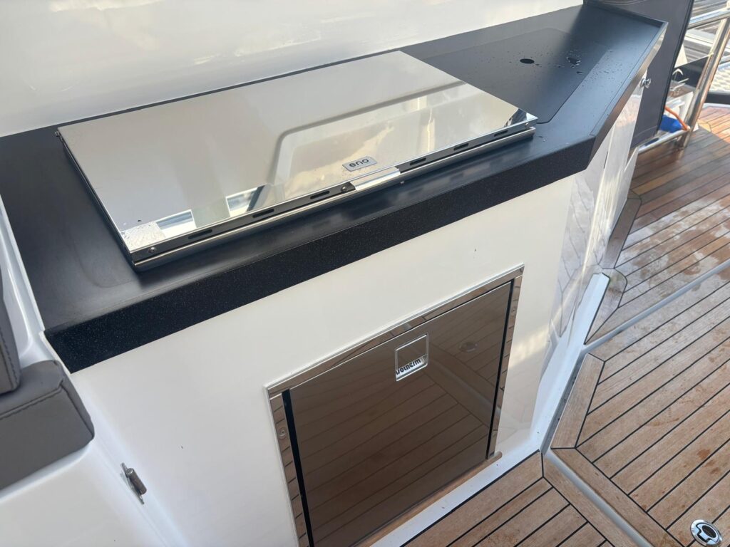 2023 Sealine S335 image 39