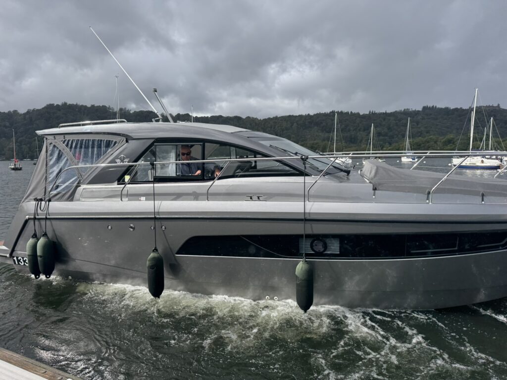 2023 Sealine S335 image 11