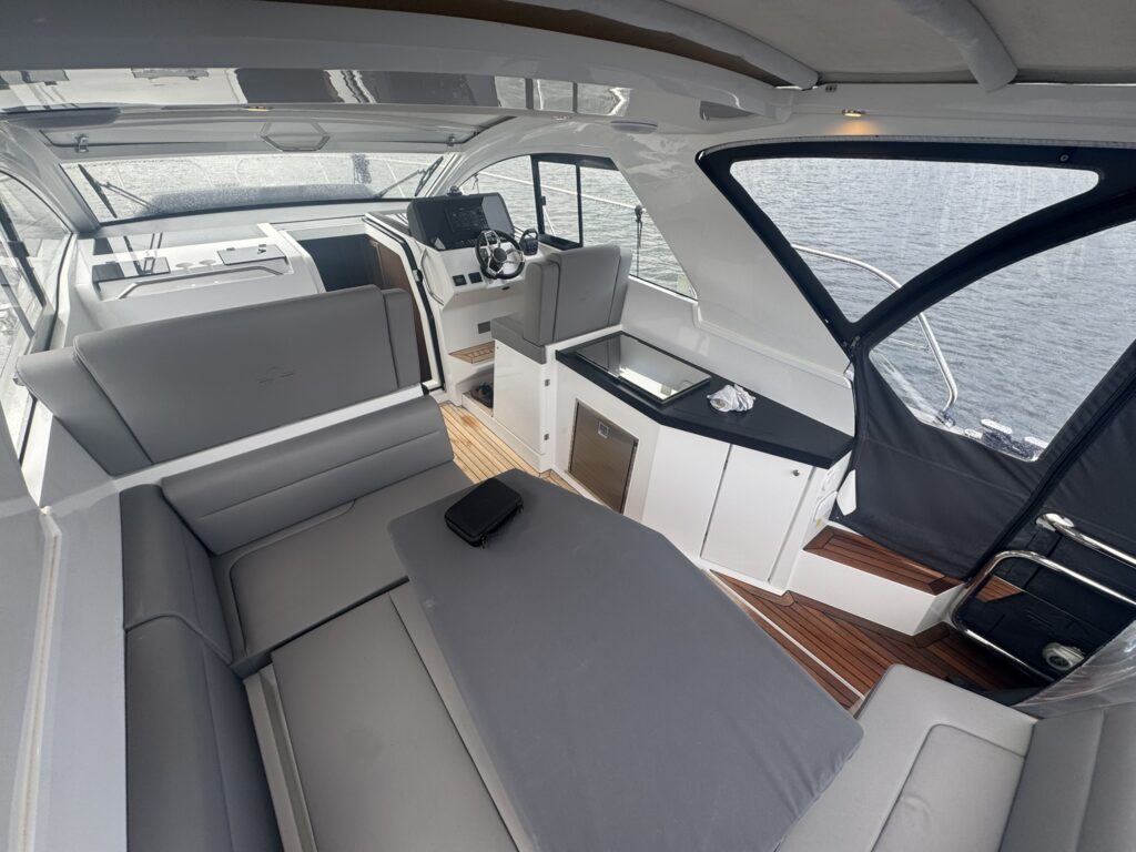 2023 Sealine S335 image 40