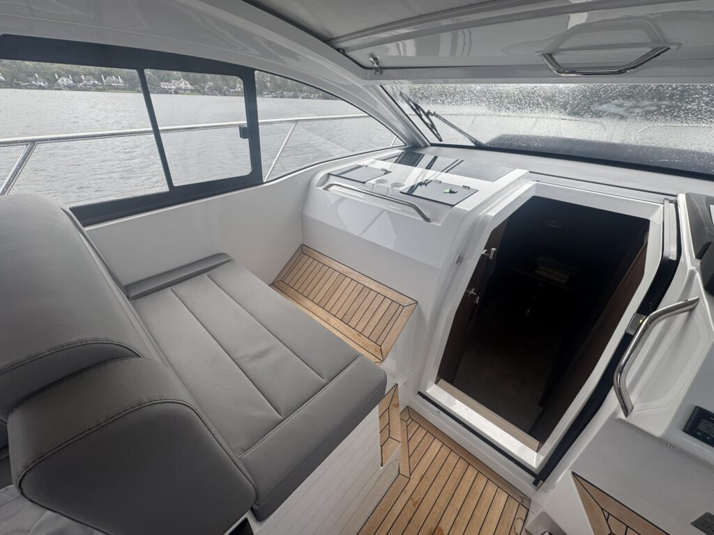 2023 Sealine S335 image 16