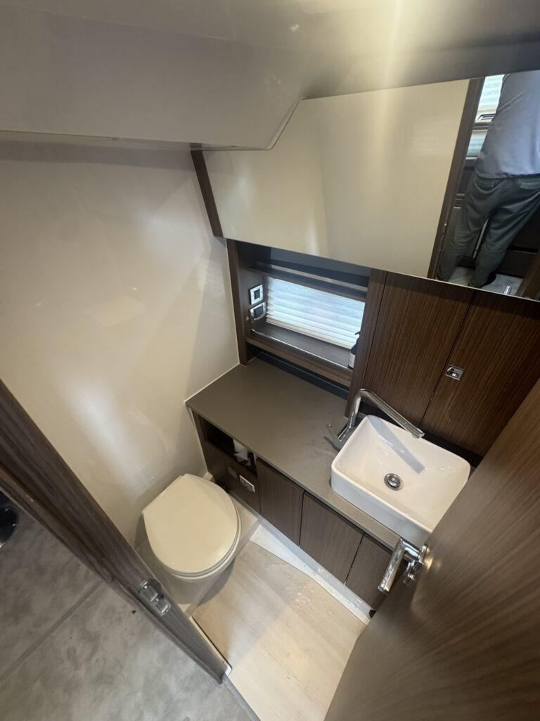 2023 Sealine S335 image 17