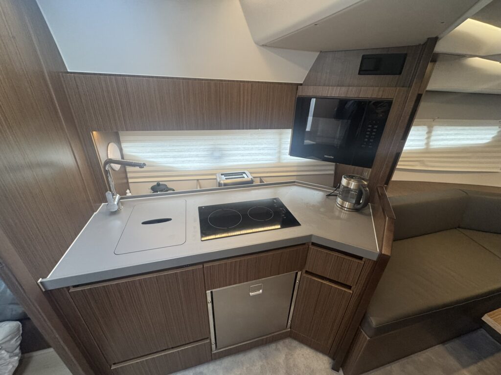 2023 Sealine S335 image 18