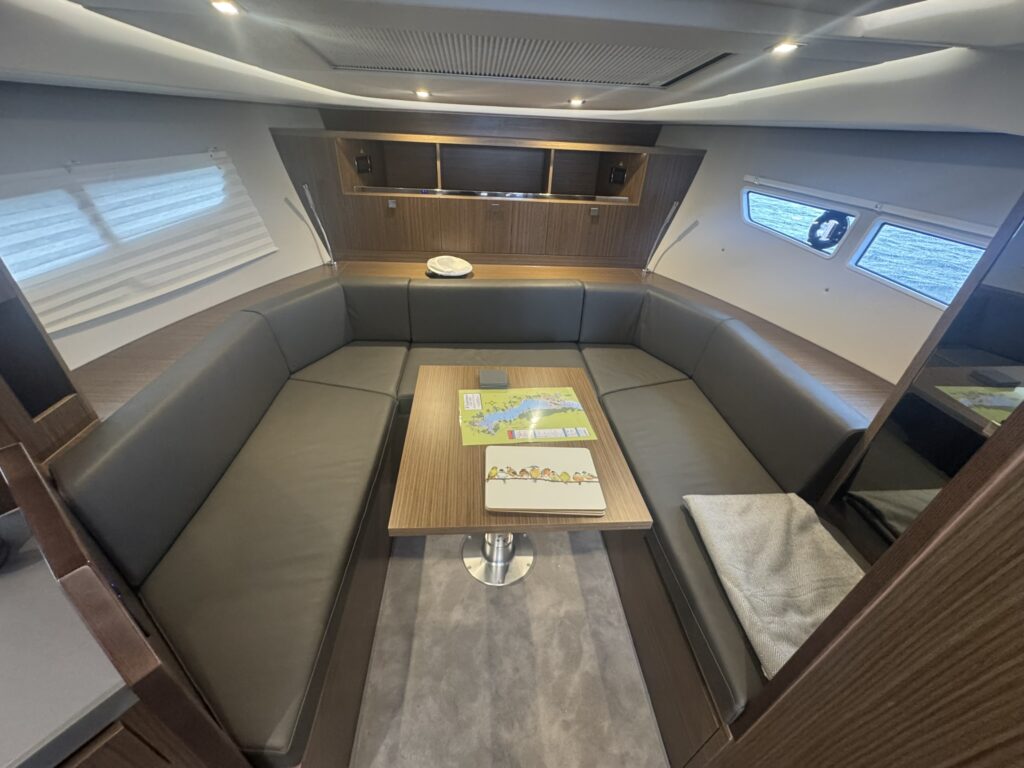2023 Sealine S335 image 19